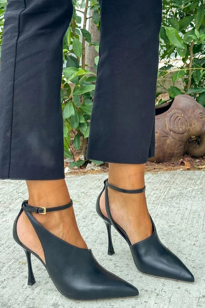 Elmina | Skulpturelle pumps med stiletthæl og ankelrem
